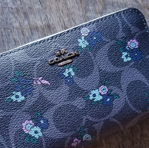 Coach Handbags - 🍒NWT🍒 COACH PHONE WALLET
